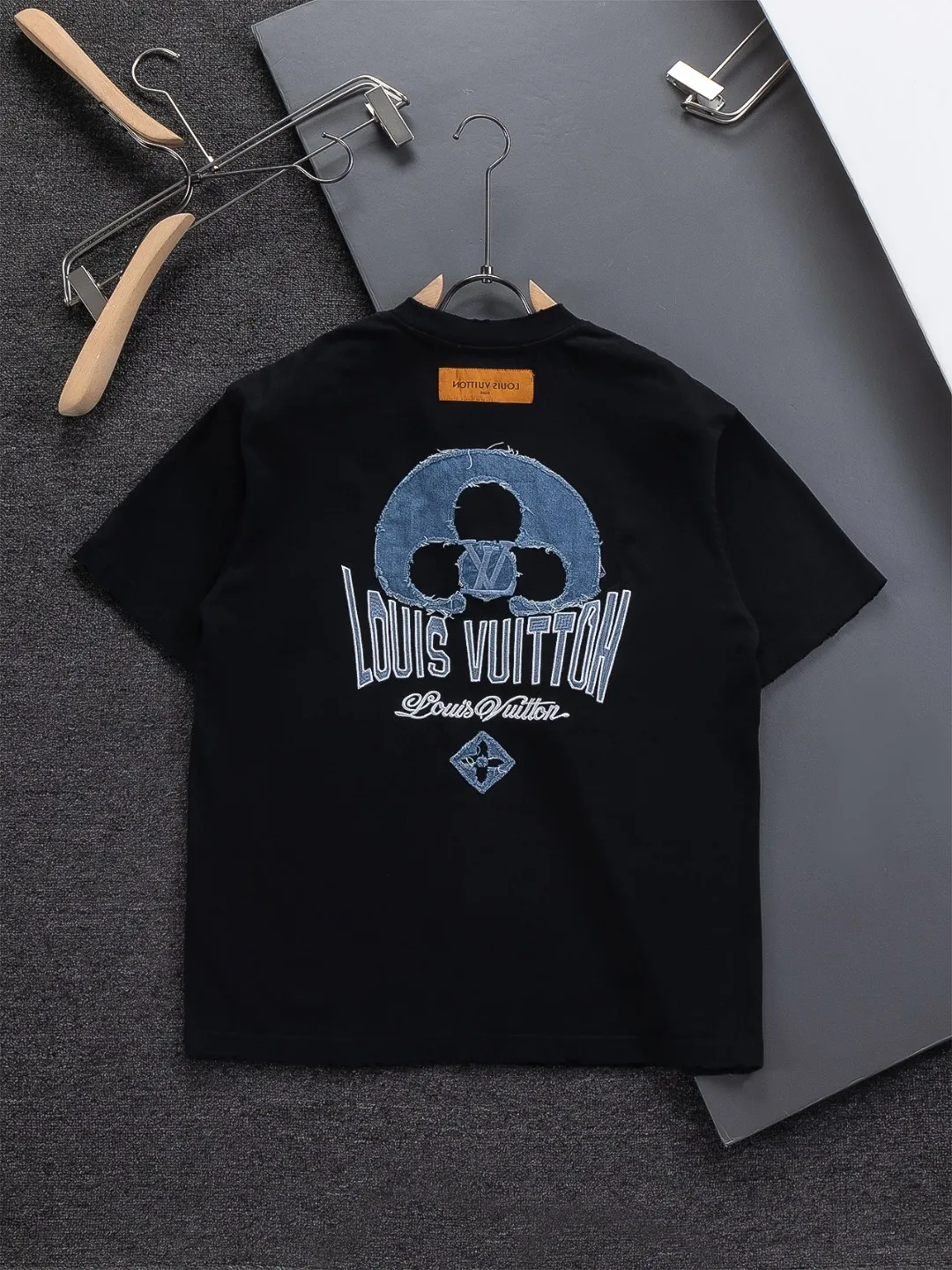 🅿️200 Louis Vuitton 1V LV lv slightly wide version S-XL LV 26ss new products are available at counters simultaneously. Multiple craftsmanship. Water-worn front and rear denim patches with letters 🪡 embroidery. Round neck short-sleeved T-shirt, same style for men and women! Consigned to one-to-one creation. Synchronized with the official website, pure cotton fabrics at the counter! It is close to the skin and comfortable, durable and easy to wear. It has a classic and simple logo design and meticulous original craftsmanship. Short-sleeves, a must-have item for men, do not appear to be the same for the general public, but must be unique and eye-catching. This LV short-sleeve is all about quality, comfort, the same shape and fashion as always, including fabrics and cutting techniques. All of them have been made with great effort! 320 grams of washed pure cotton fabric, pure cotton is breathable, very refreshing and comfortable for daily wear. The rib knitting on the neckline is smooth and tight, and the neckline will not be skewed if you toss it at will. The loose version, you will find that it looks really good on the upper body. The overall is minimalist and neat, super versatile for daily use! Pair it casually with a pair of pants for a youthful look. A T-shirt will make your outfit crazy. It is a fashionable item that can never go wrong! Color: Black White Size: S-XL Size chart: S: Shoulder width 50-Bust 56-Length 70 M: Shoulder width 52-Bust 57-Length 72 L: Shoulder width 54-Bust 59-Length 74 XL: Shoulder width 56-Bust 62-Length 76